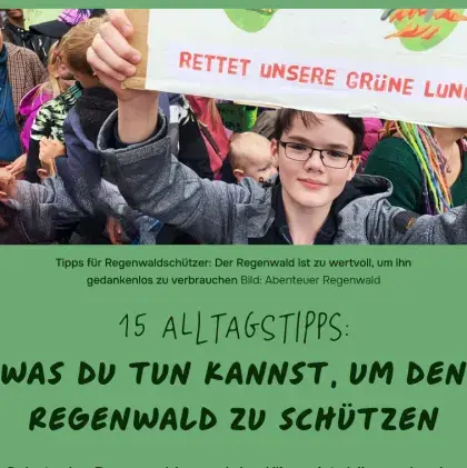 Man sieht einen Jungen, der ein Plakat zum Regenwald-Schutz hochhält.