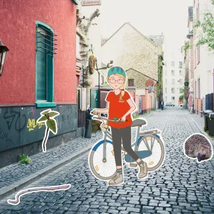 Ein illustriertes Kind steht mit einem Fahrrad in einer Straße. Rechts und links sind Häuser. Umgeben ist das Kind von Igel, Regenwurm und einer Pflanze.