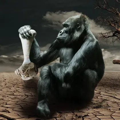 Gorilla mit Knochen in der Hand