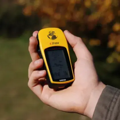 Man sieht ein Kind, dass ein technisches Gerät in der Hand hält.