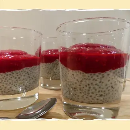 Man sieht einen selbstgemachten Chia-Pudding.