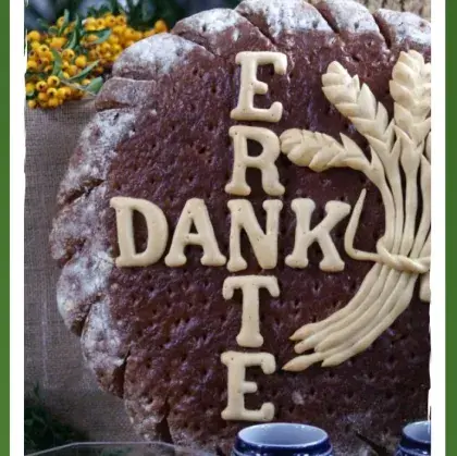 Man sieht ein Erntdeank-Brot.