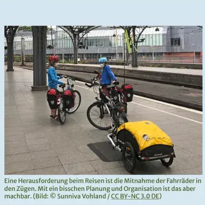 Man sieht zwei Menschen auf dem Fahrrad.