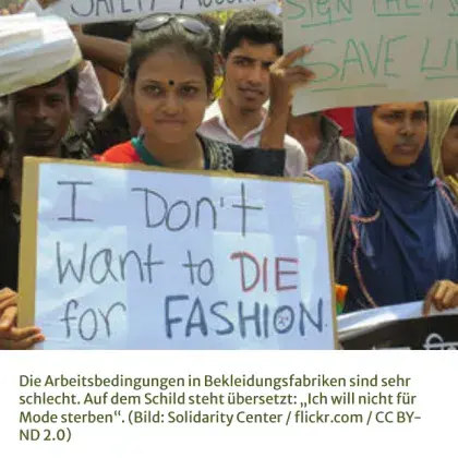 Man sieht ein Bild von Menschen, die zu Arbeitsbedingungen protestieren.
