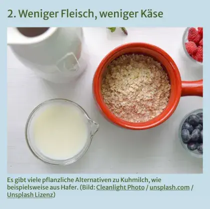 Man sieht Lebensmittel, wie Haferflocken und Pflanzenmilch.