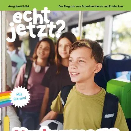 Man sieht Kinder, die in einem Bus unterwegs sind.