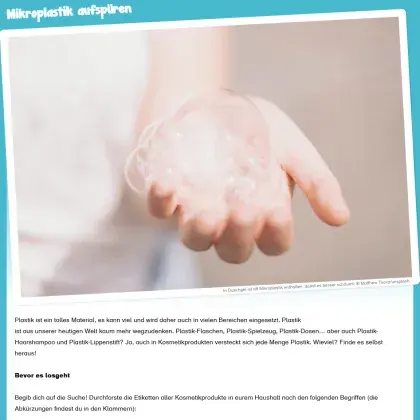 Man sieht eine Hand mit einer Seifenblase.