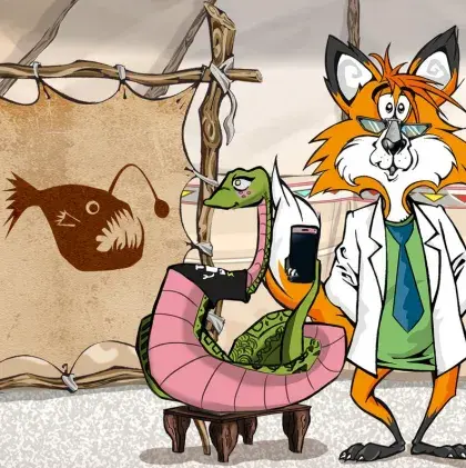 Man sieht einen Fuchs und eine Schlange neben einer Lederleinwand mit einem Tiefseefisch.