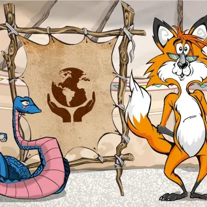 Man sieht einen Fuchs und eine Schlange neben einer Lederleinwand mit einer Erdkugel.