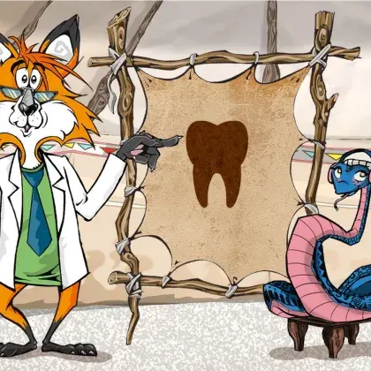 Man sieht einen Fuchs und eine Schlange neben einer Lederleinwand mit einem Zahn.