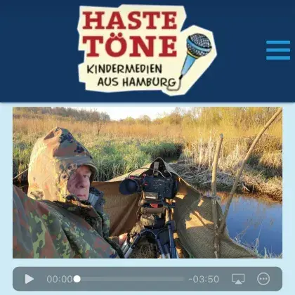 Ein Tierfilmer in einem Boot