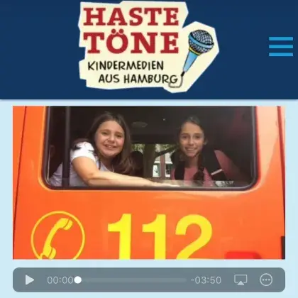 Zwei Mädchen sitzen im Feuerwehrauto