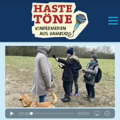 Interview von Kinderreporter auf einem Hunde-Übungsplatz