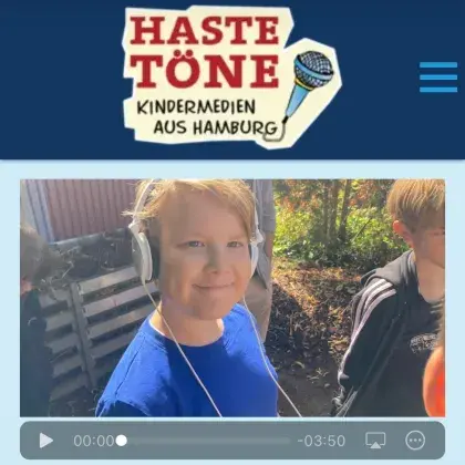 Ein Junge mit Kopfhörer beim Interview