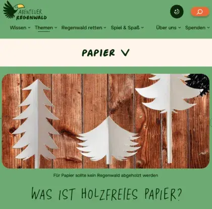 Man sieht Tannenbäume aus Papier.