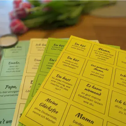 Man sieht buntes Papier zum Basteln.