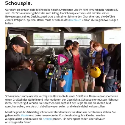 Man sieht einen Text und ein Foto von Schauspieler*innen.